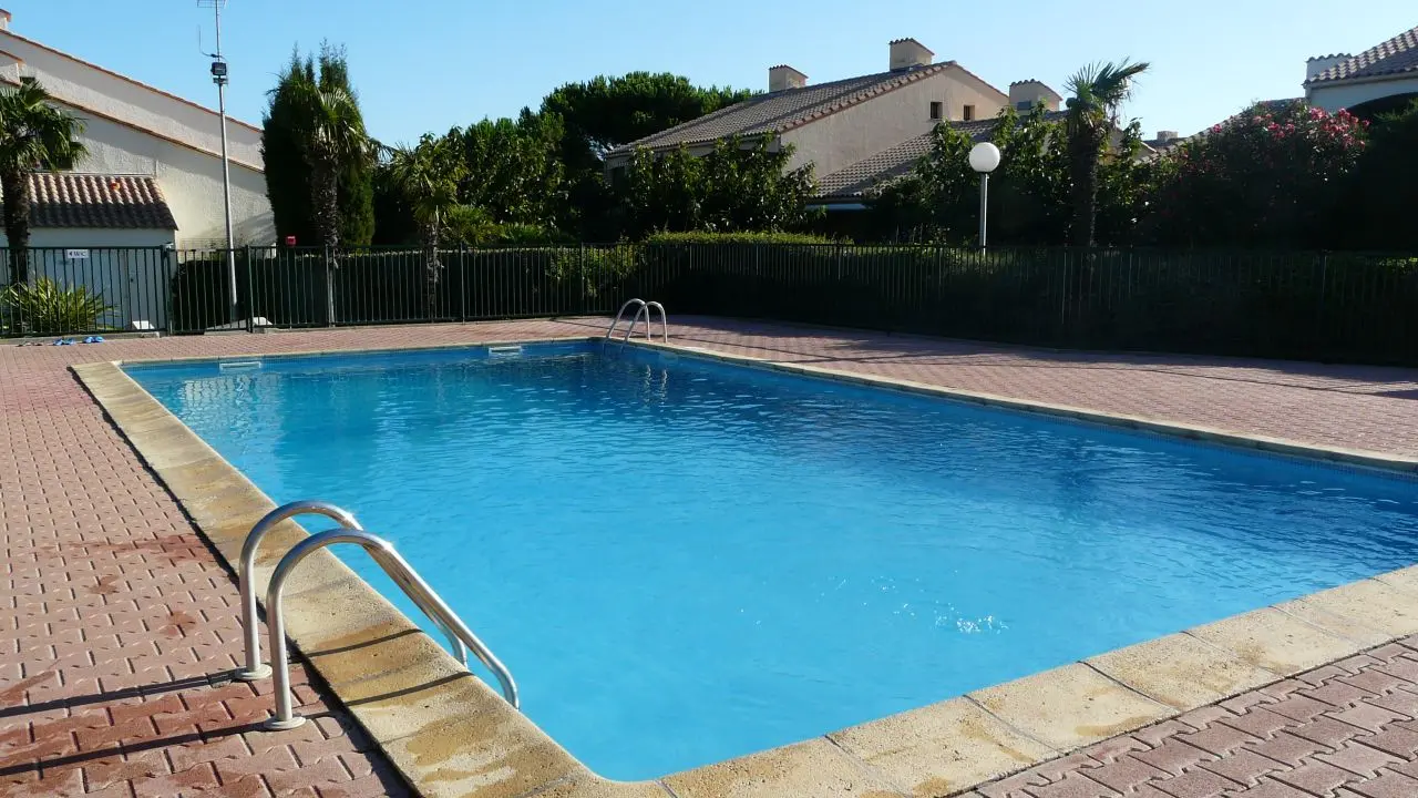 La piscine privée à la résidence