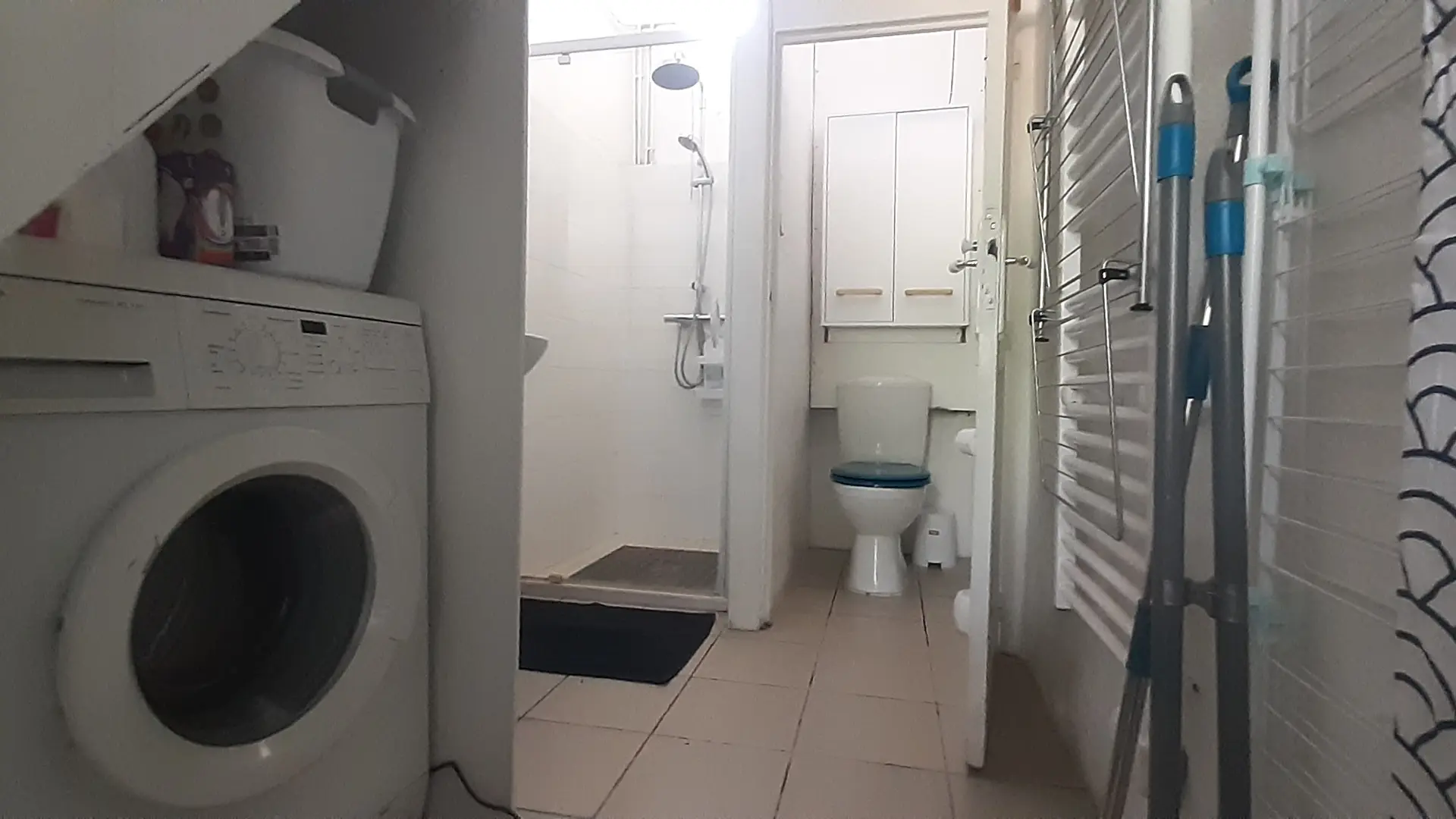 H1 Meublé La Pommeraie Corneilla Salle d'eau et machine à laver 20230819_160543