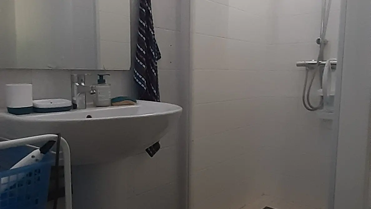 H2 Meublé La Pommeraie Corneilla Salle d'eau douche 20230819_160606