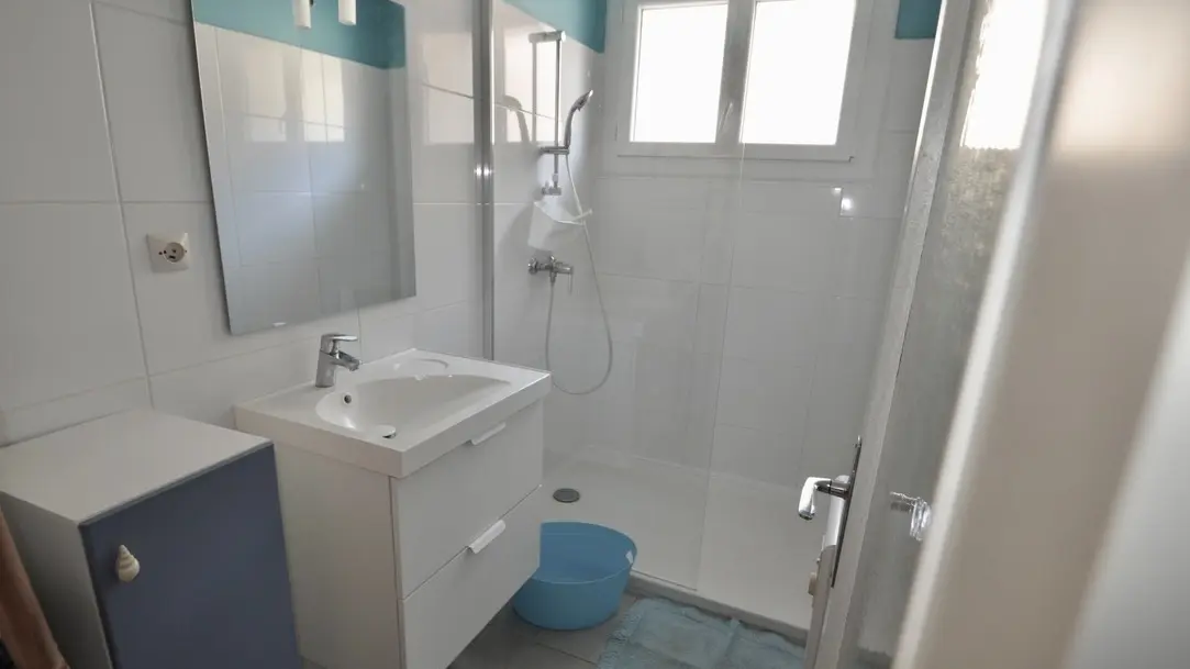 Salle d'eau avec douche
