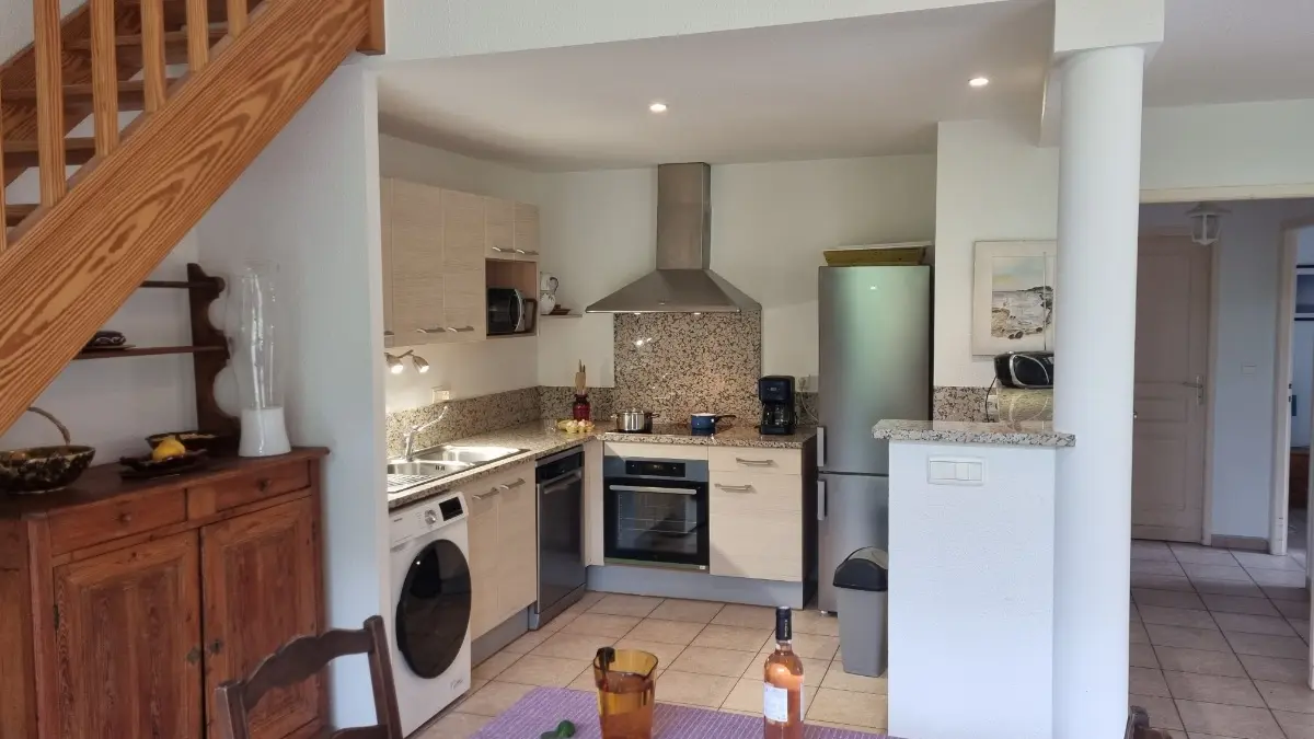 La cuisine ouverte sur l'espace repas