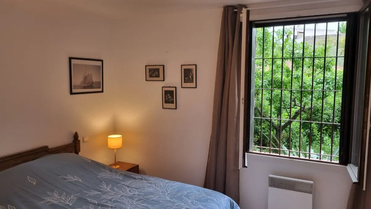 La chambre avec lit en 140 cm