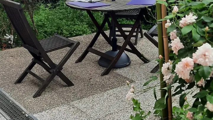 Le coin repas extérieur dans la verdure