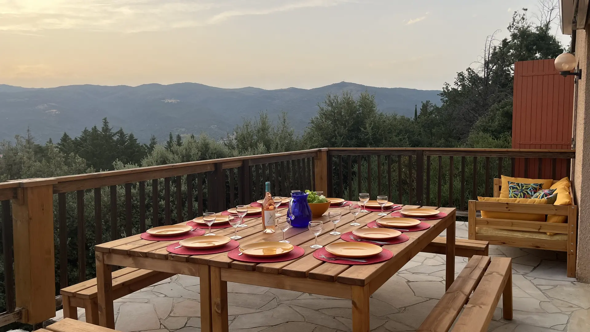 La terrasse avec vue sur les montagnes