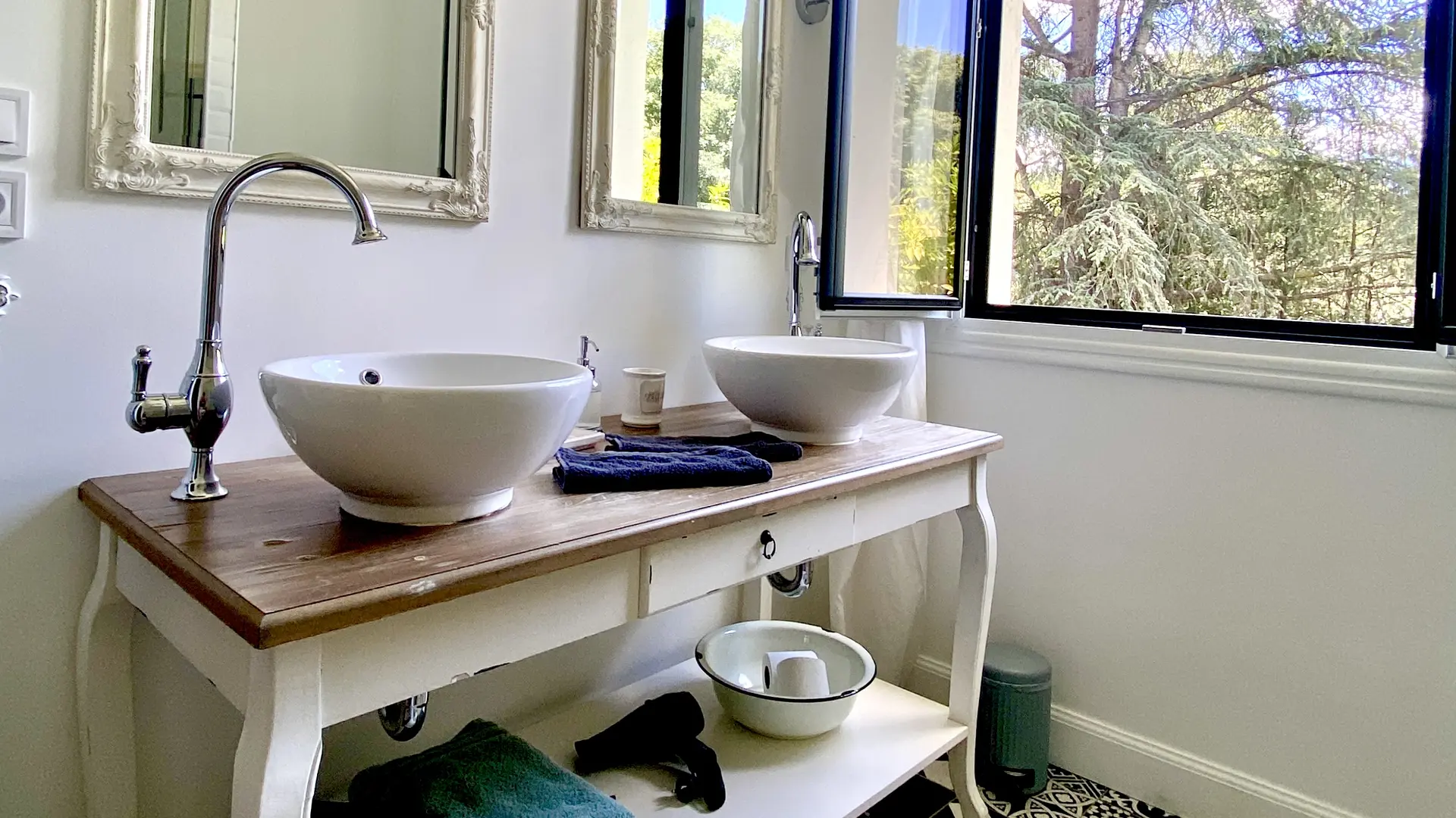 Le Chat Vert - appartements Adults Only ****, salle d'eau avec double vasque