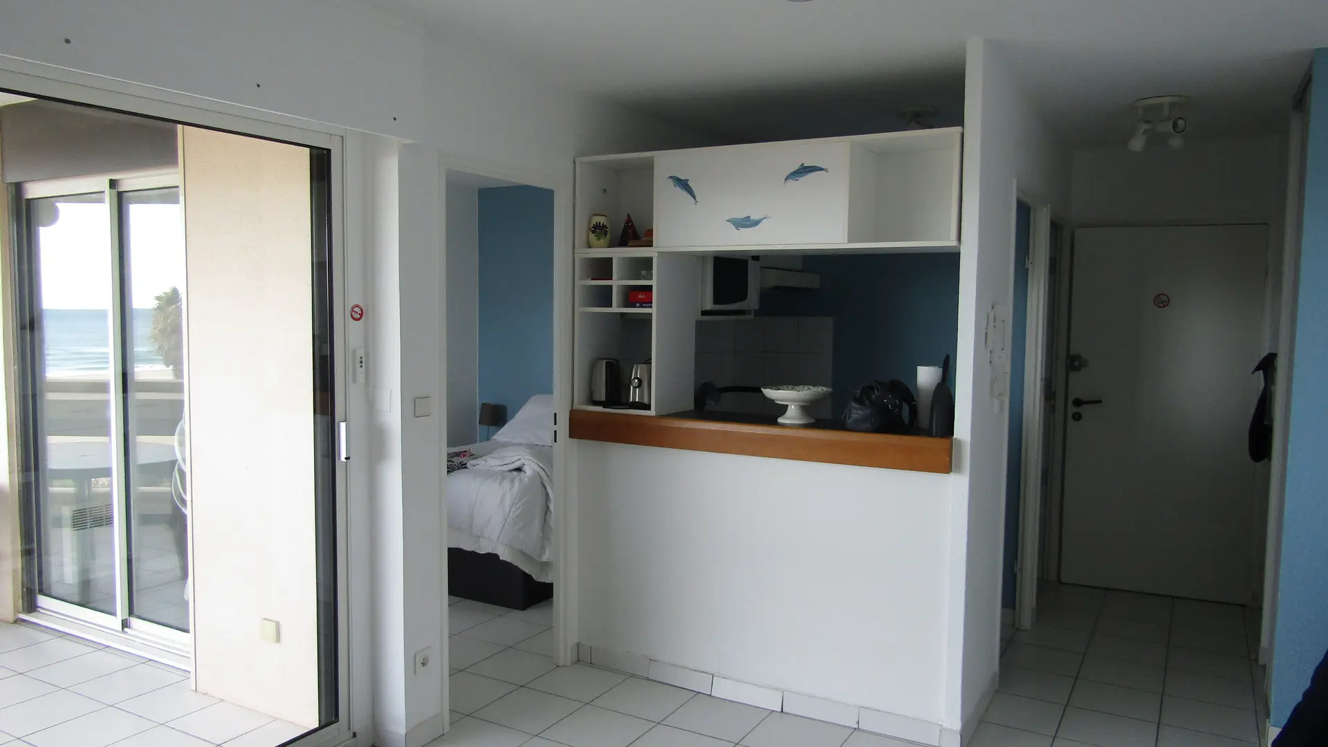 vue entrée chambre coin cuisine