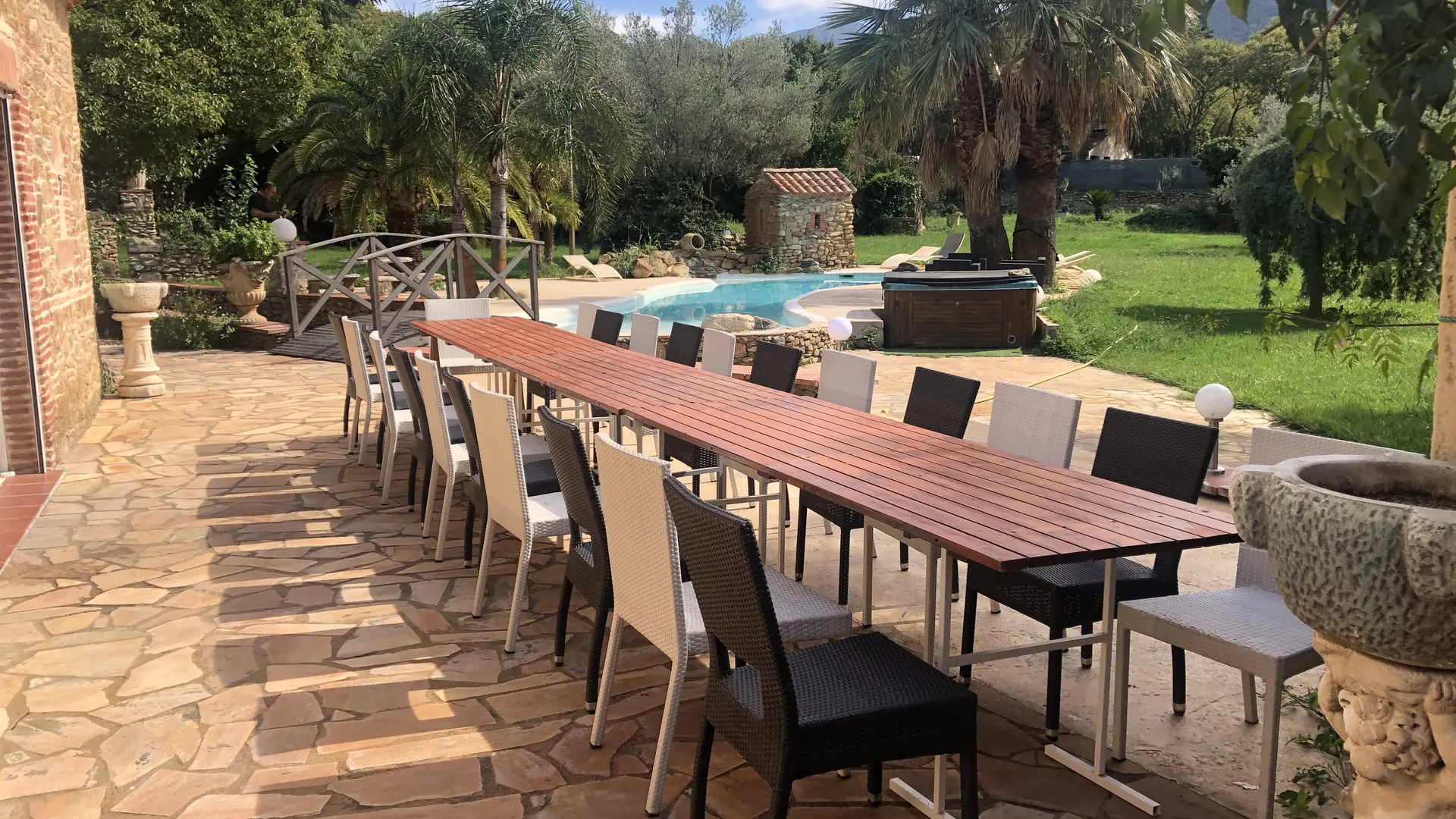 table dressée à l'extérieur lors de manifestations évenmentielle