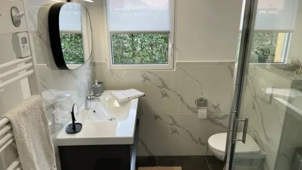 Salle de bain 2 avec toilettes