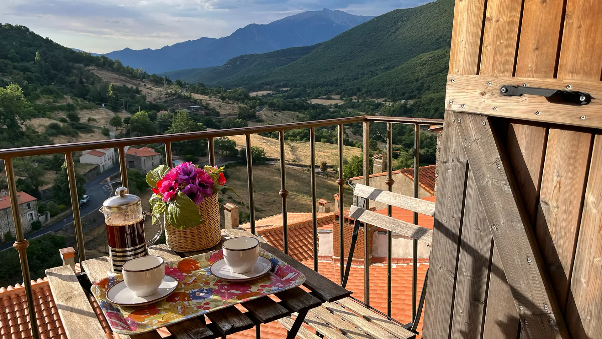 Depuis le balcon : vue sur la vallée et le Canigó