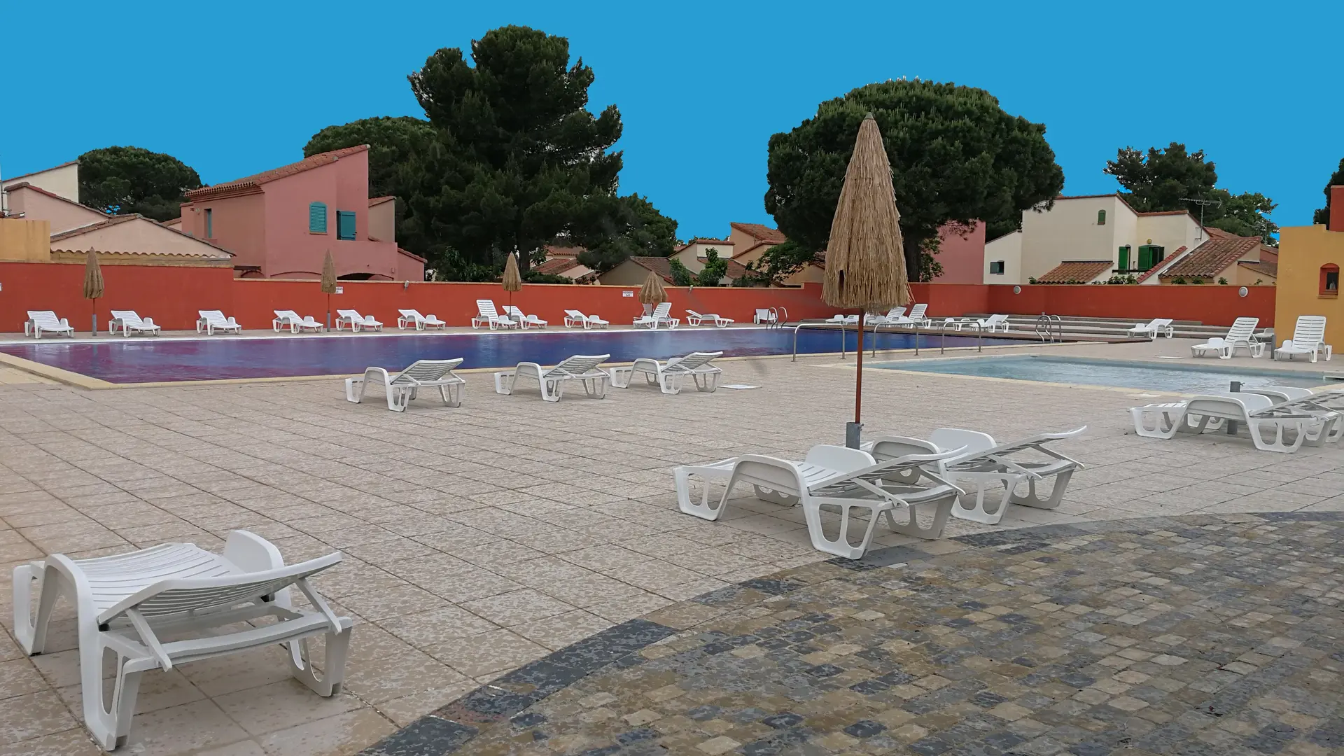 Piscine 25m sur 12.5m et grande pataugeoire