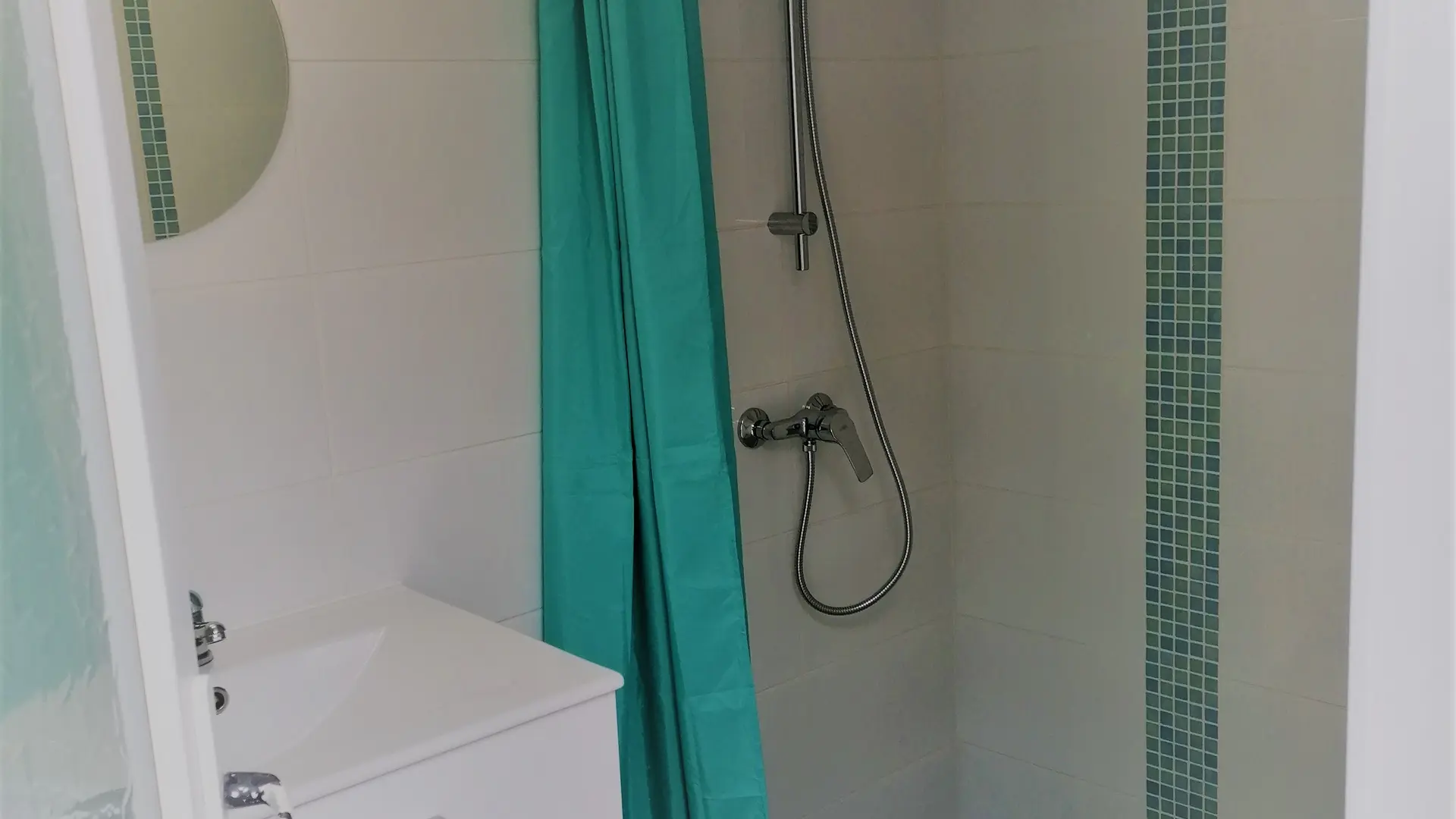 salle de bains n°2 avec douche à l'italienne et toilettes