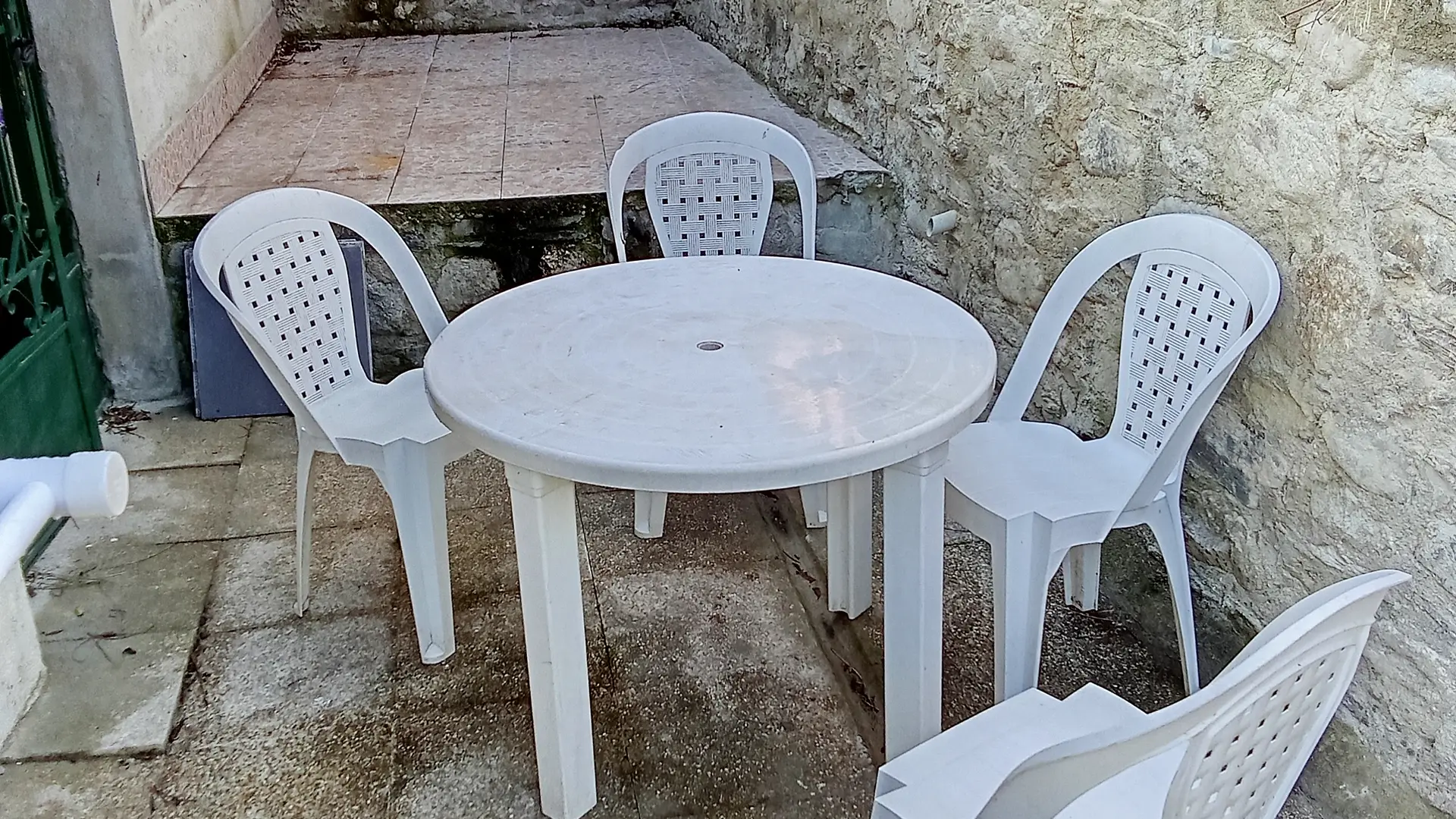 Terrasse avec son salon de jardin