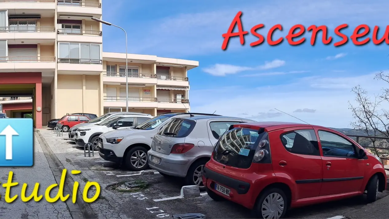 vue de la distance entre l'ascenseur et le studio