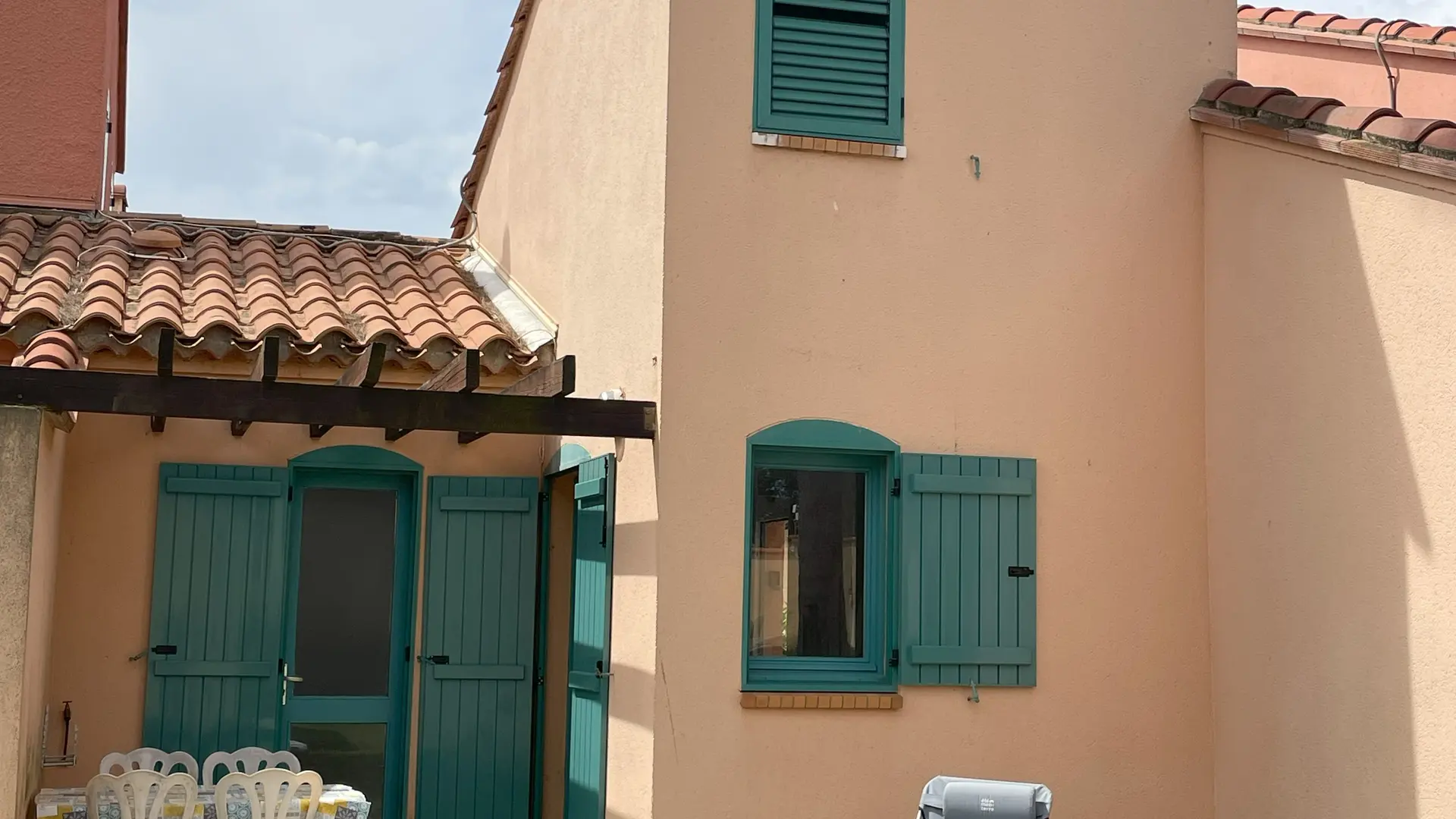 Espace terrasse et lits de soleil