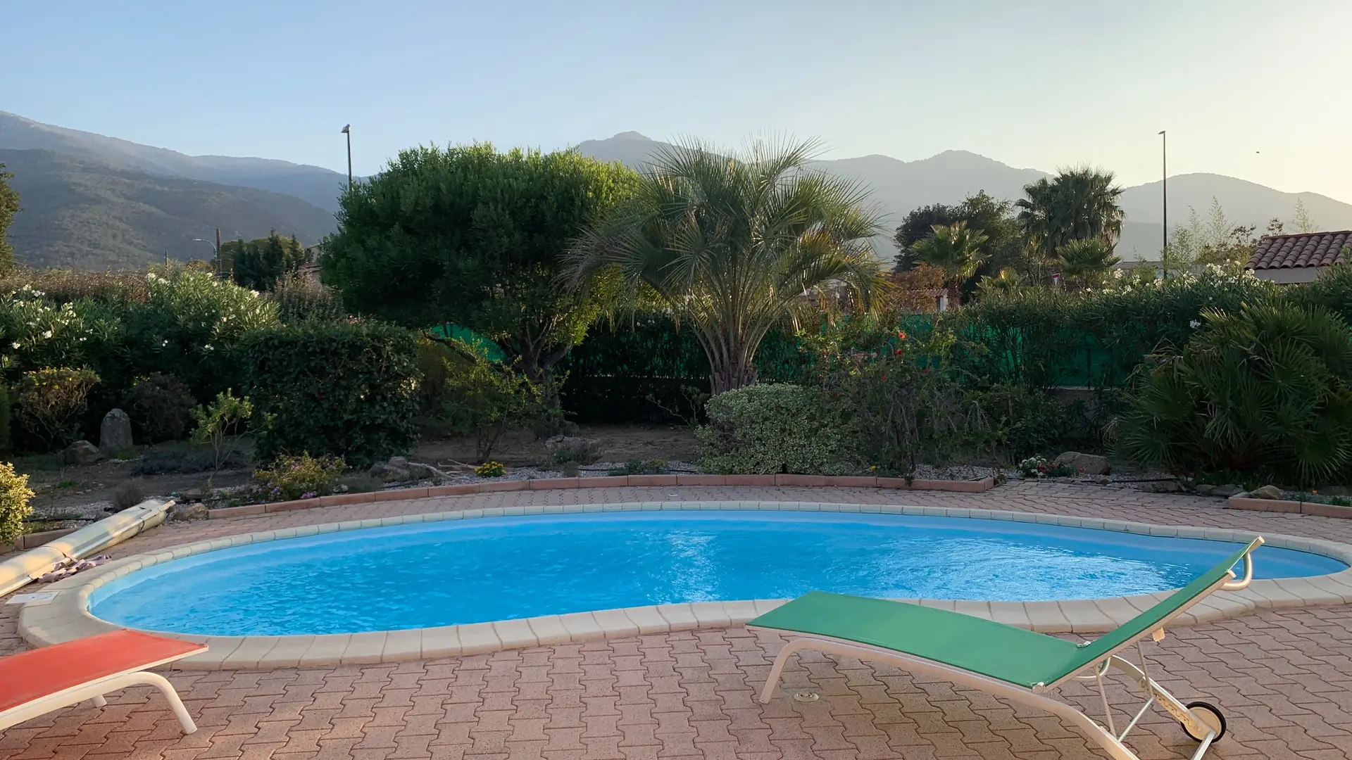 La Rocanya Piscine et vue sur le Albères