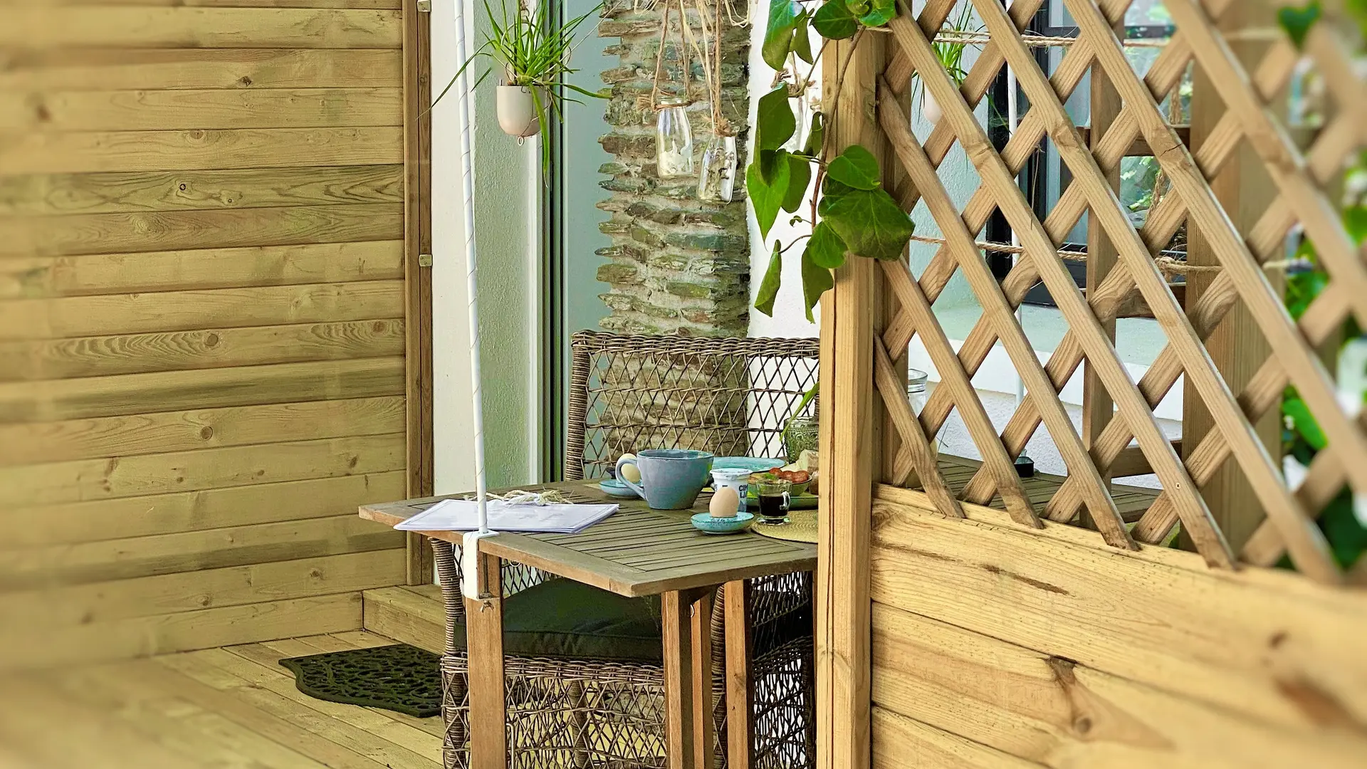 Le Chat Vert - appartements Adults Only ****, terrasse avec espace repas