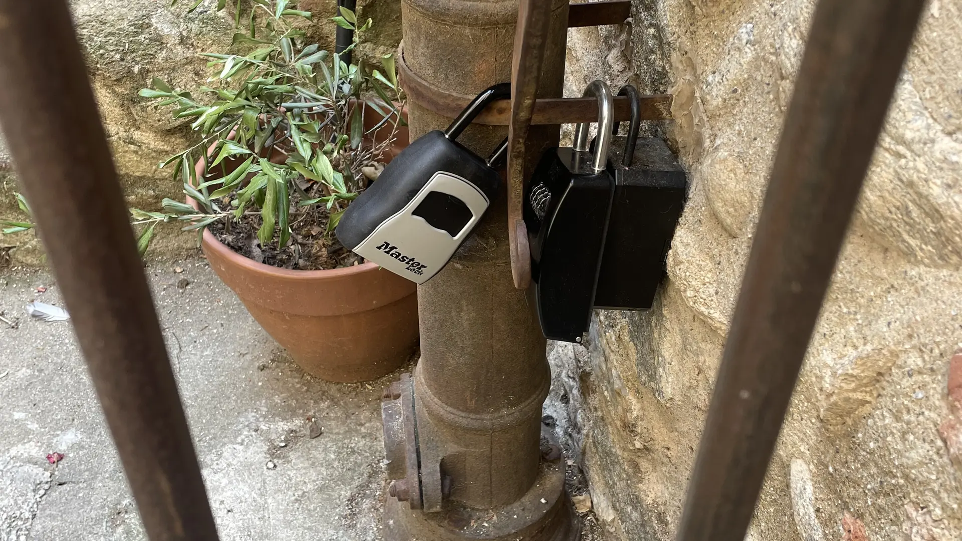 boîte à clefs à gauche de la pompe