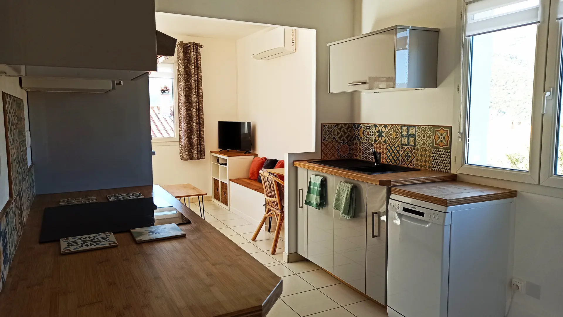 Vue cuisine avec lave-vaisselle