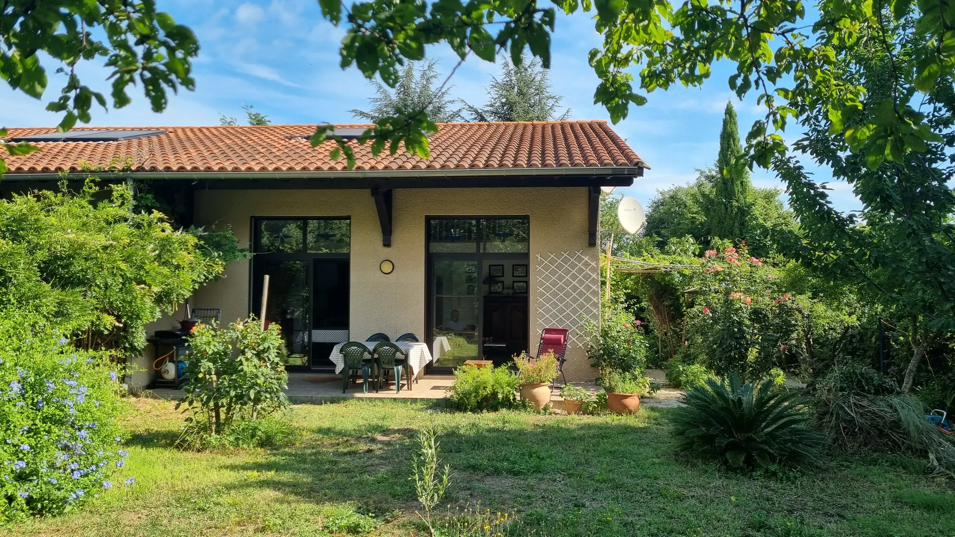 La villa depuis son jardin