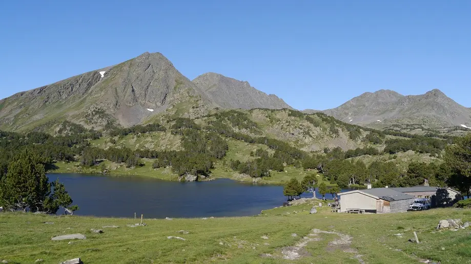 Lac au pieds des Pérics