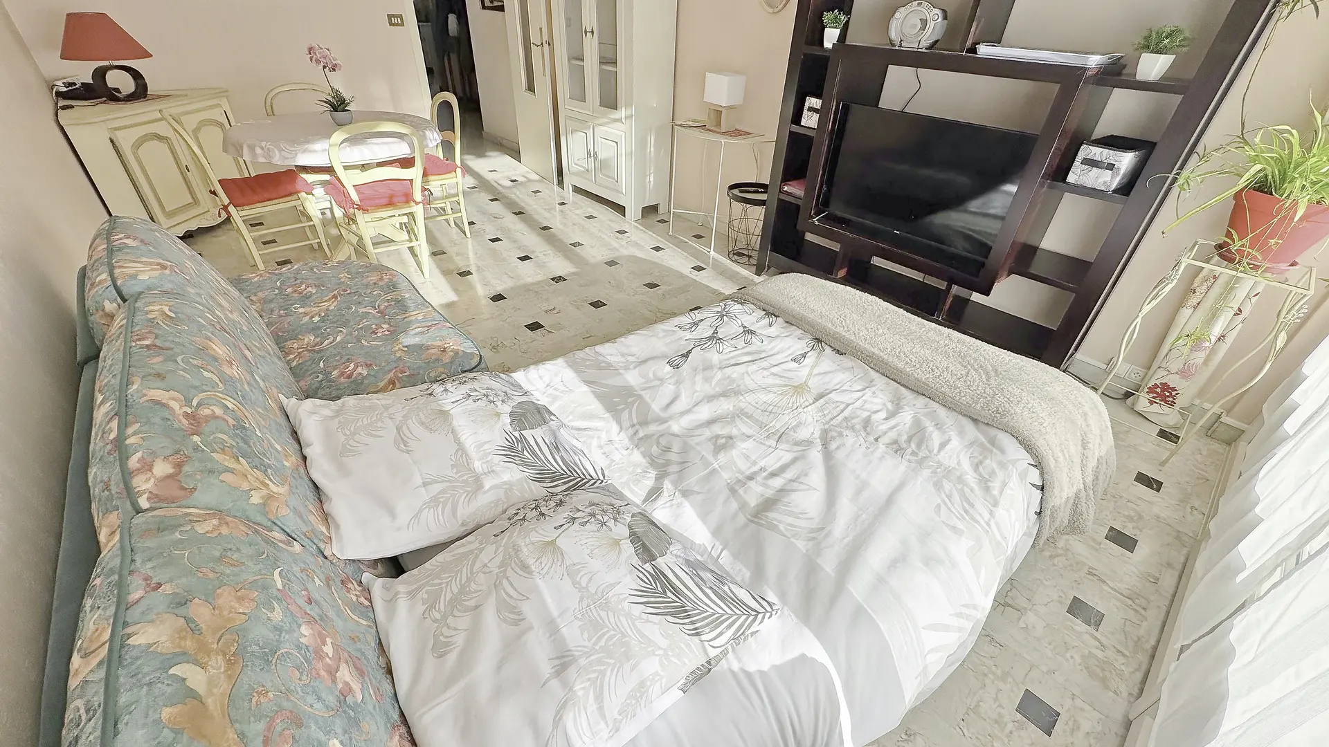 Le Palais_T2_Salon_Lit4