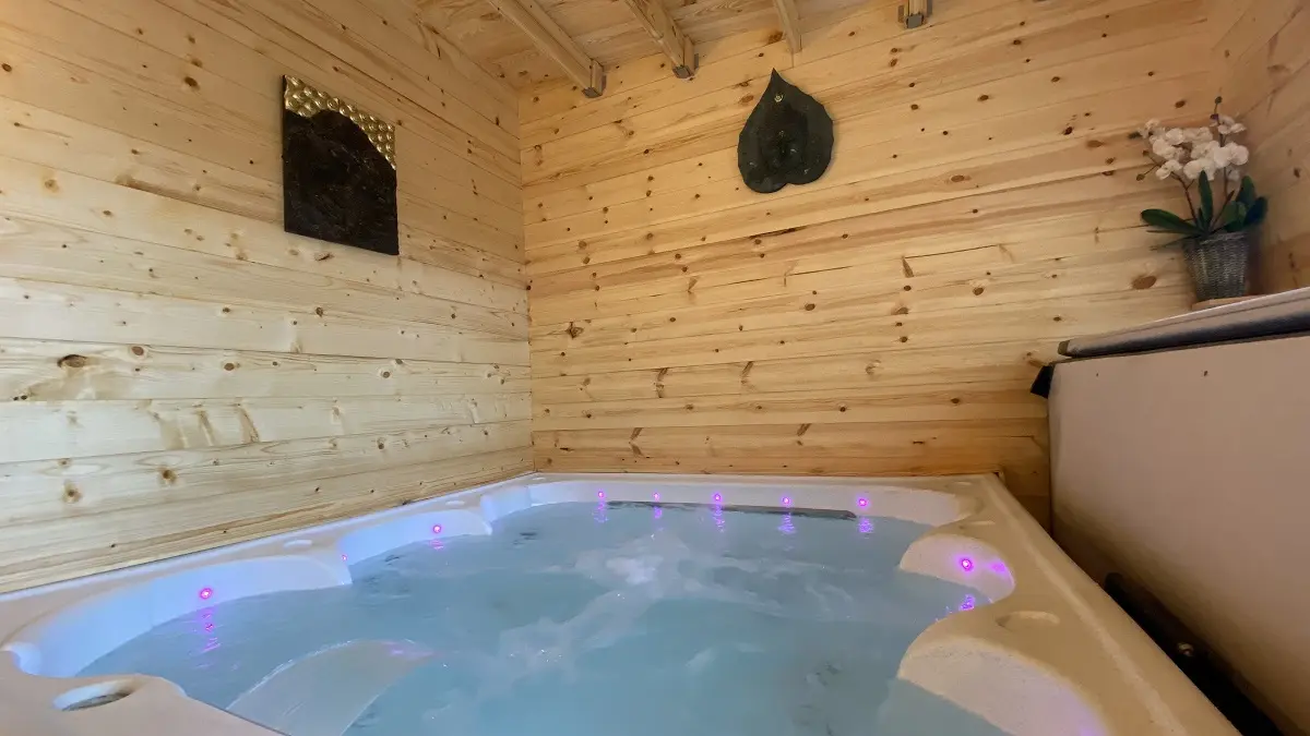 Le jacuzzi du gîte Cerise au Domaine Pedra Llampada
