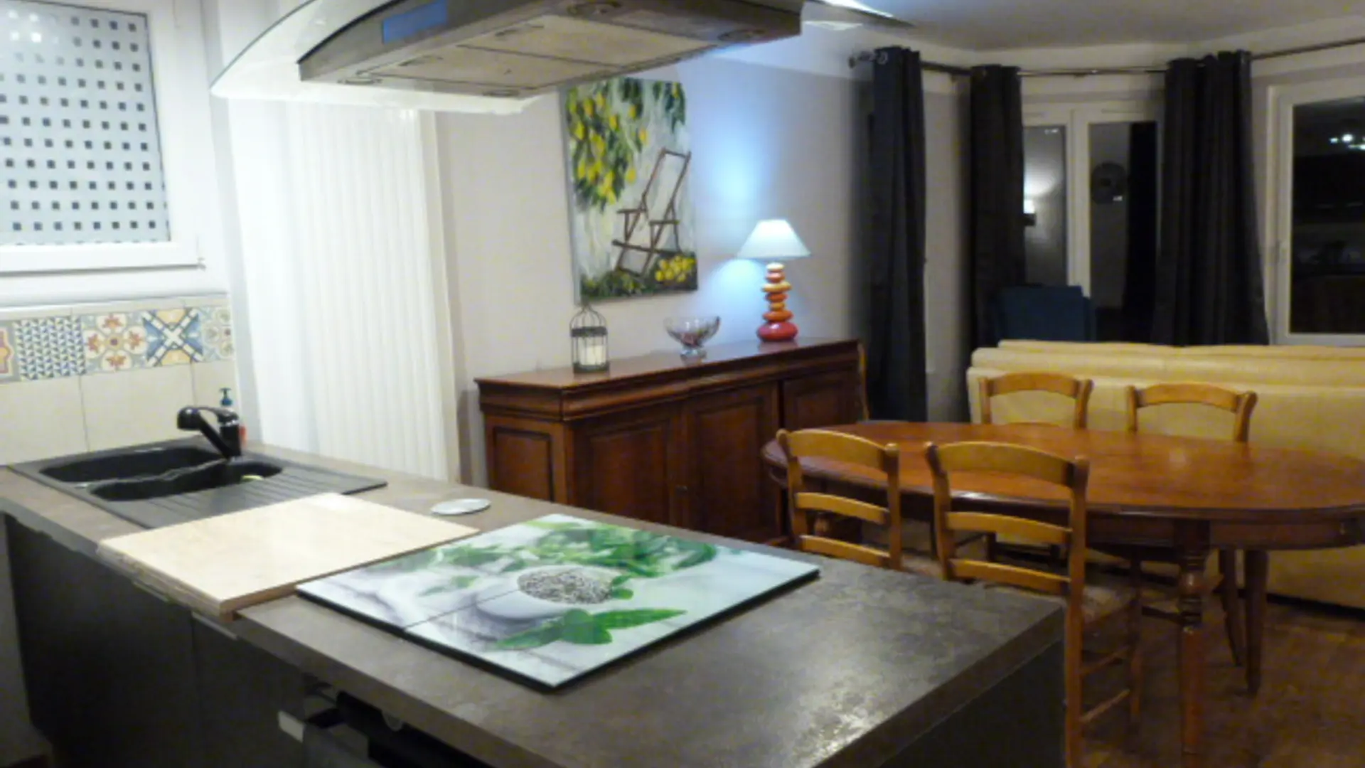 Les Agrumes vue cuisine, salle et aperçu salon