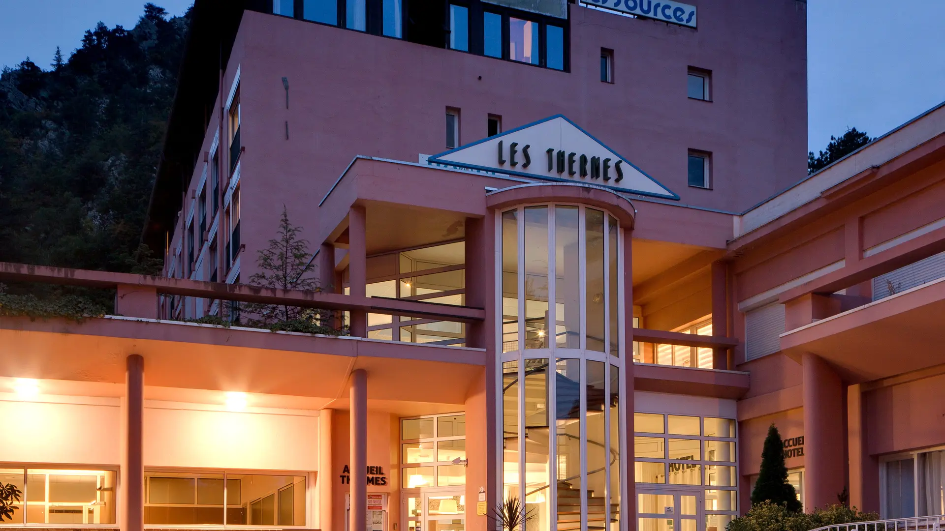 Les Thermes de Vernet, de nuit