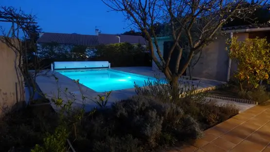 Harris Piscine éclairée le soir