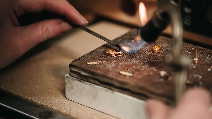 Montage des éléments au chalumeau