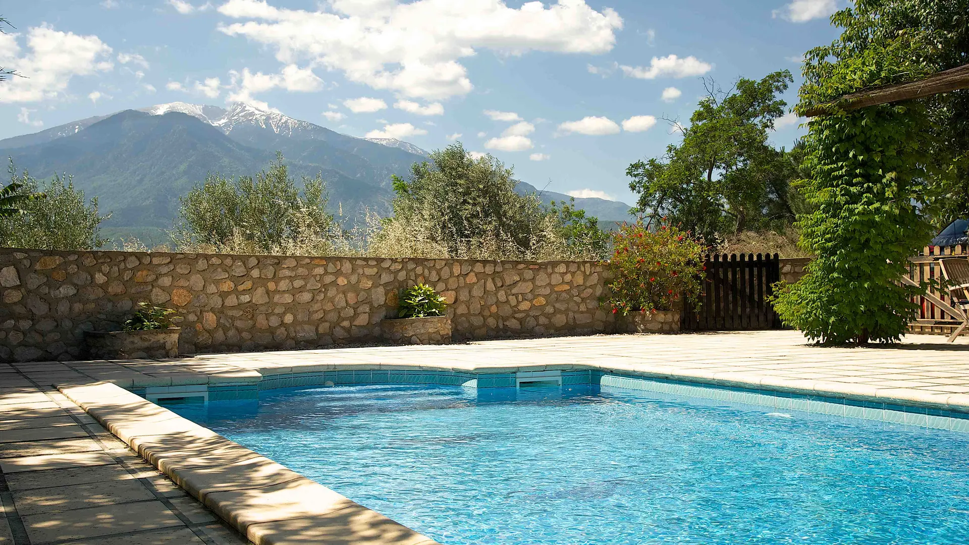 Piscine et vue sur le Canigó