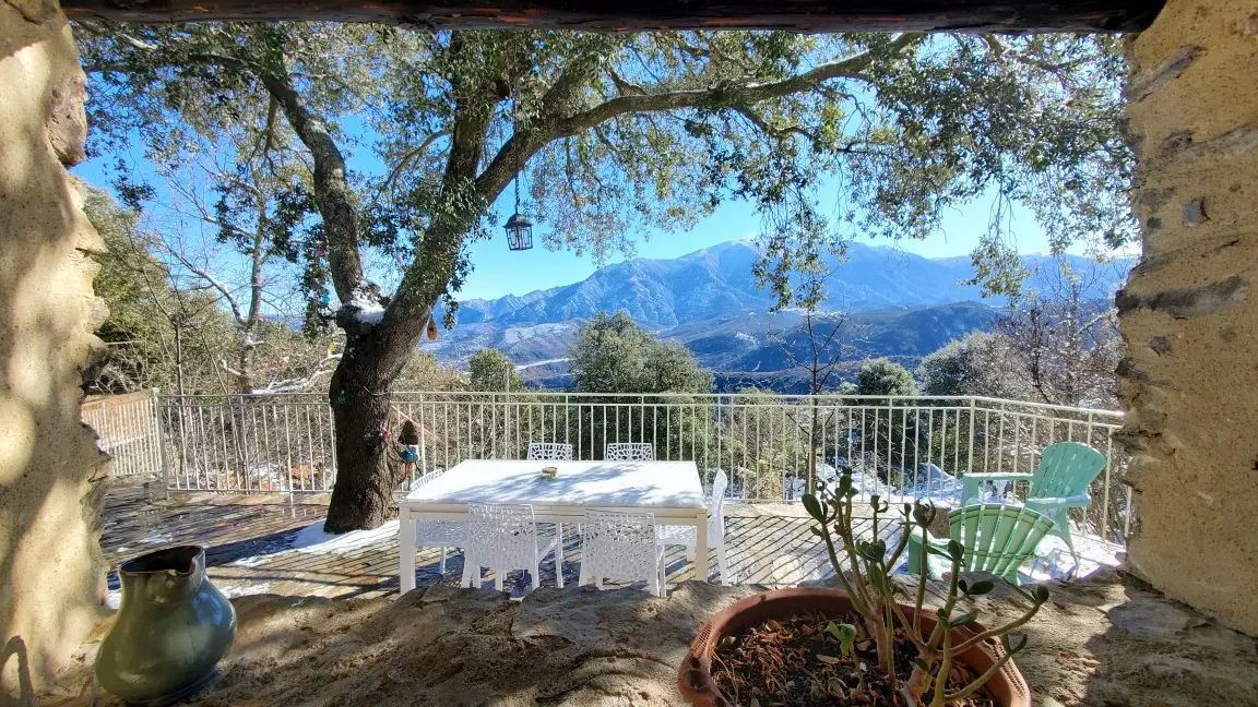 Terrasse et vue sur le massif du Canigó