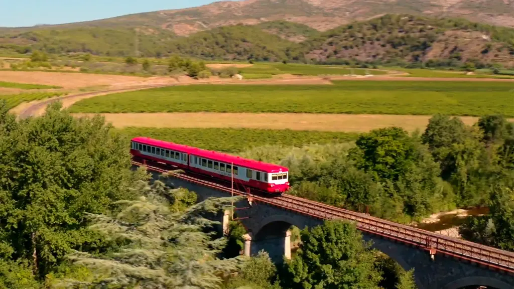 Rivesaltes_train rouge dans la vallée_ ©perpignan méditerranée 1024x768