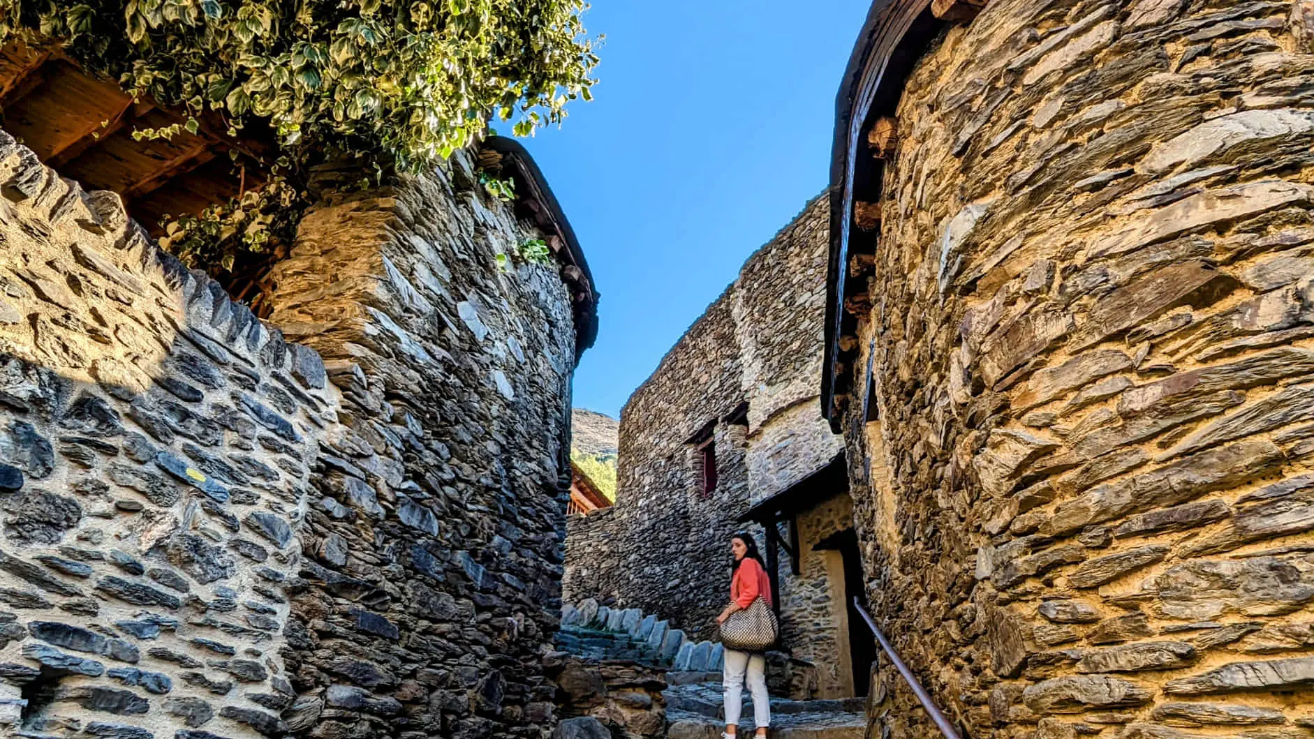 Ruelle typique à Evol, plus beau village de France