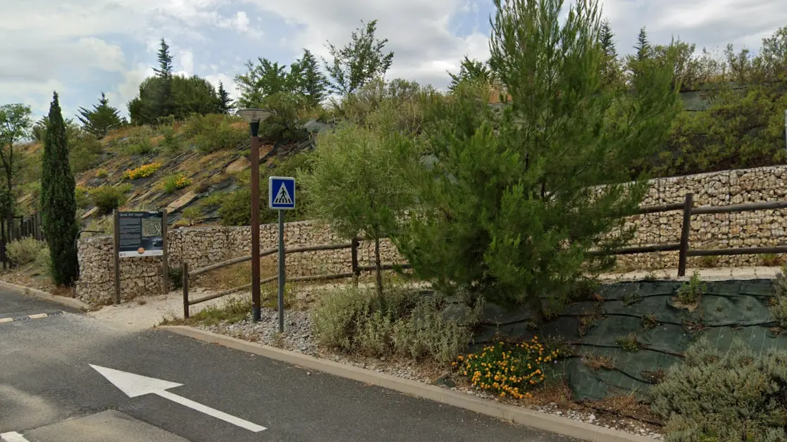 Serrat d'en Vaquer - Accès piétons depuis parking Auchan ©2024 Google