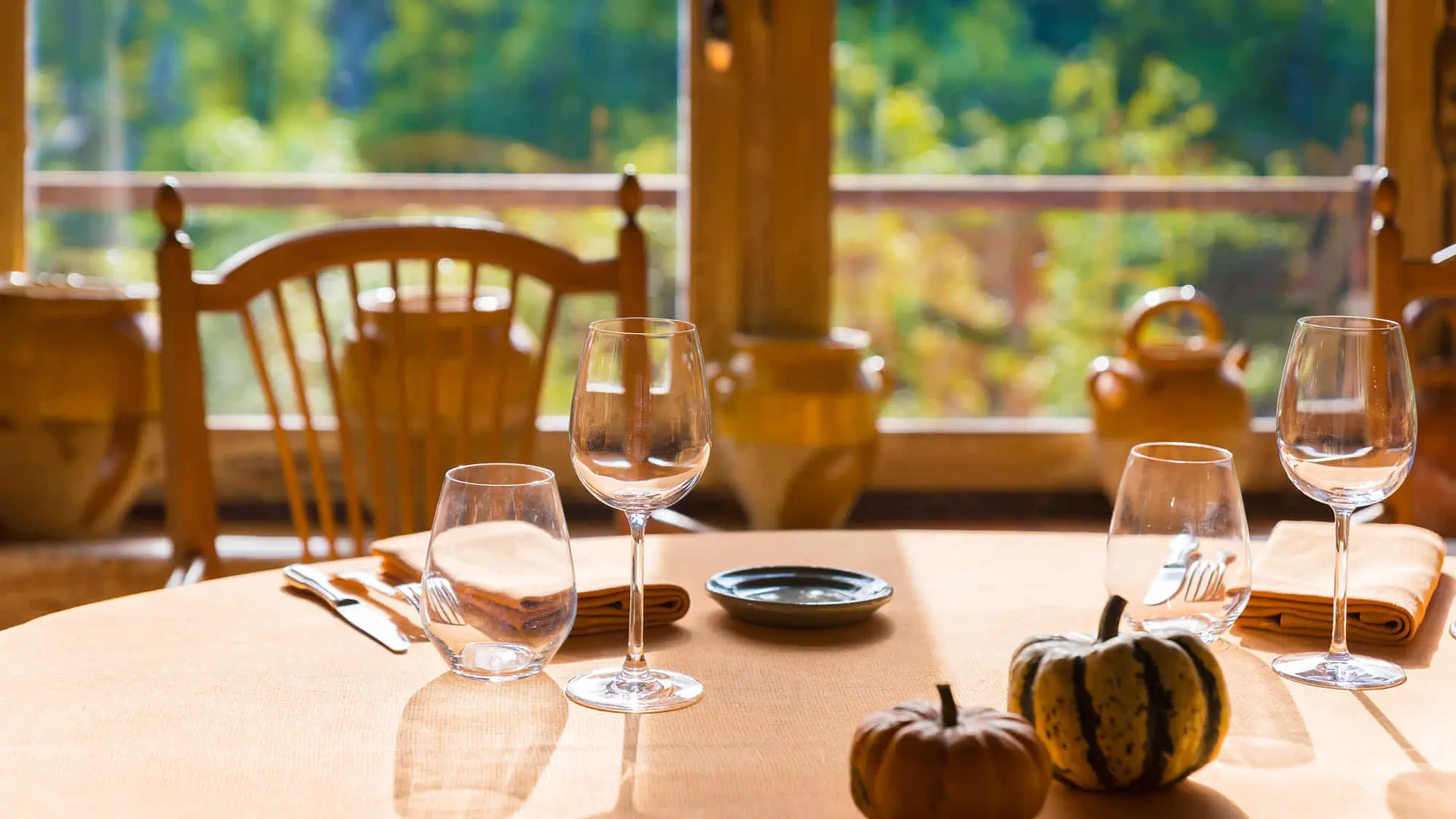 Table dressée intérieur, restaurant Oliba Château de Riell