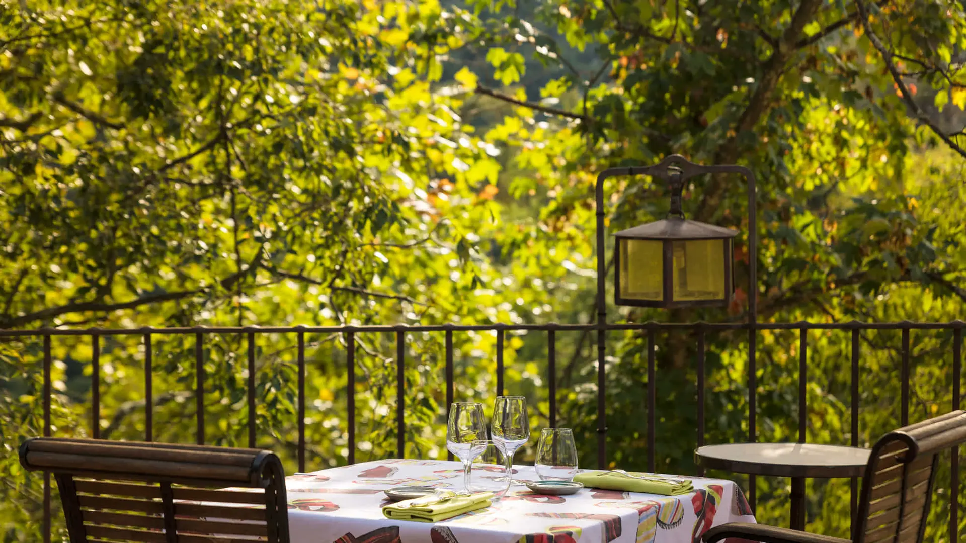 Table dressée restaurant Oliba Château de Riell