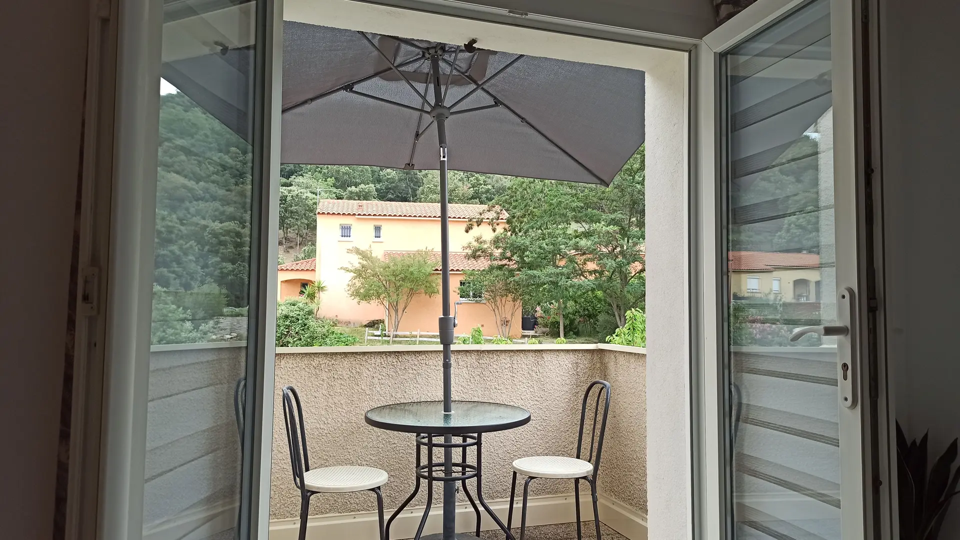 Terrasse avec parasol
