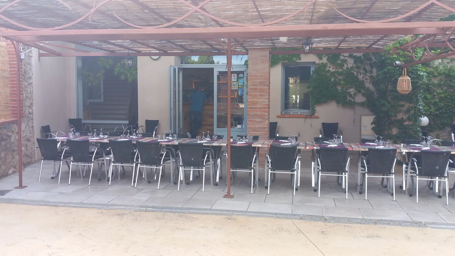 Terrasse et table groupe - comptoir de Triniach - Latour de fr - C.ERY