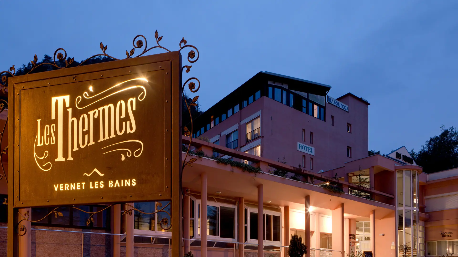 Thermes de Vernet-les-Bains de nuit