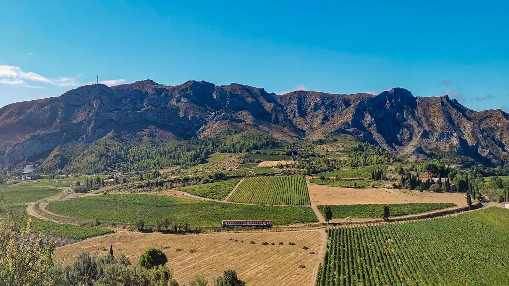 Train rouge_vue depuis cases de pene sur la vallée_©Maëva Chevènement