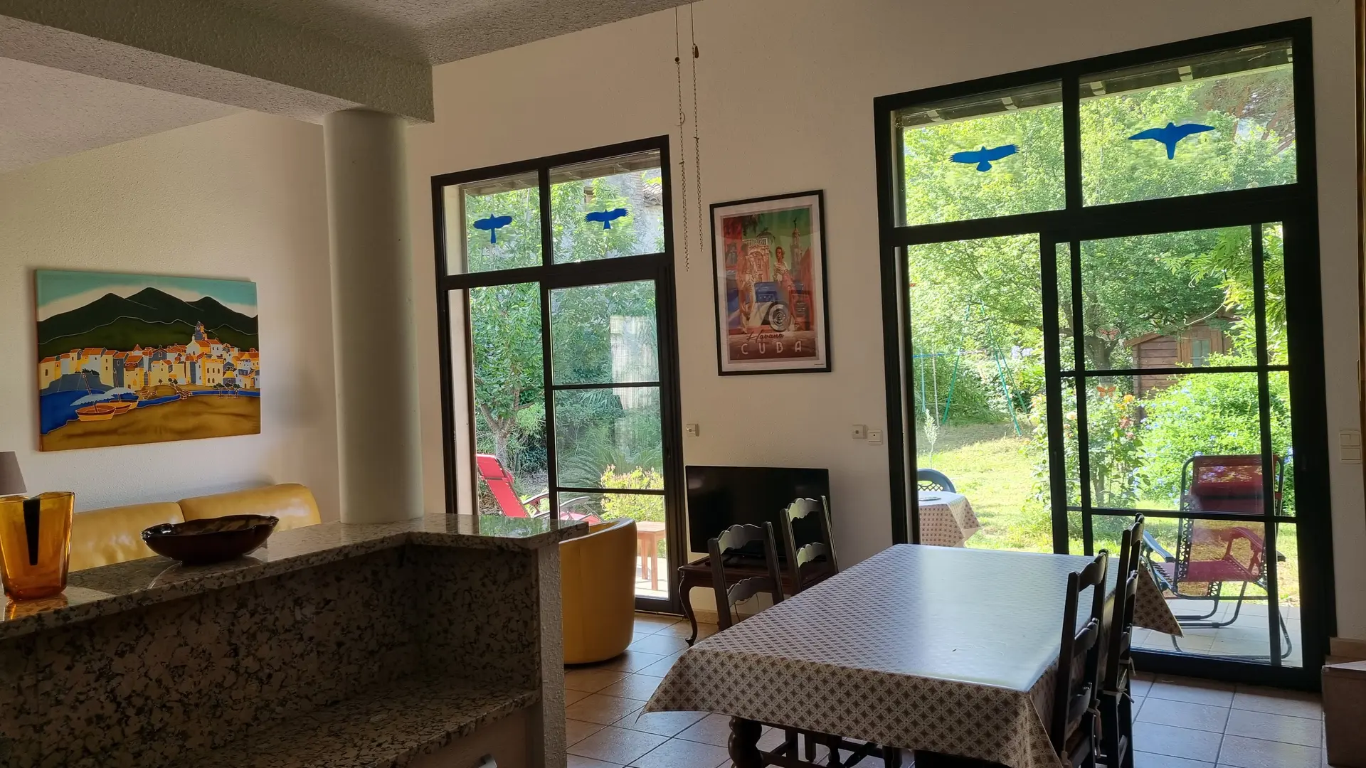 Vaste pièce à vivre et jardin