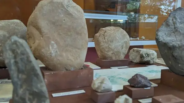 Vitrine outils en pierre