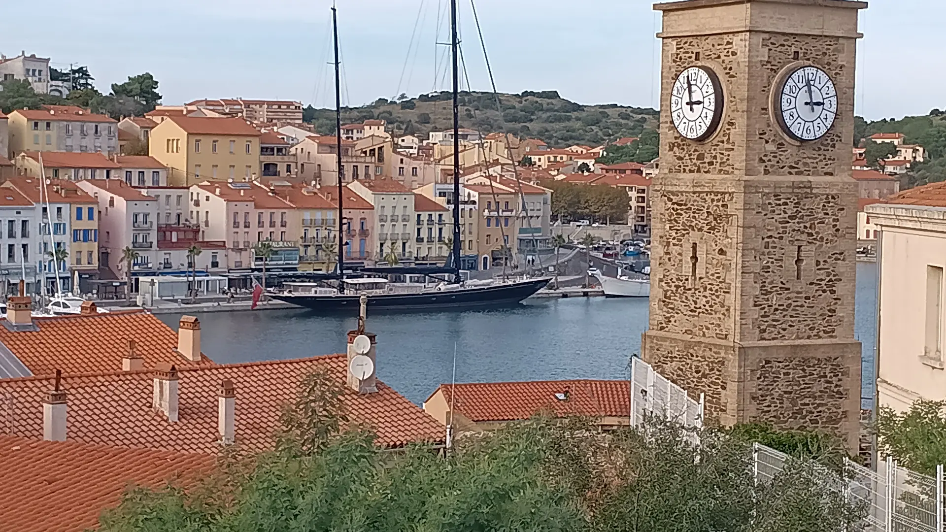 Vue port avec voilier