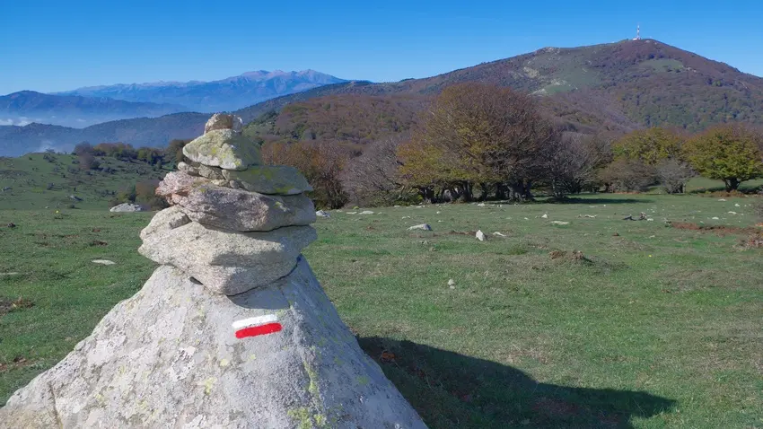 Cairn sur la crête des Albères_1
