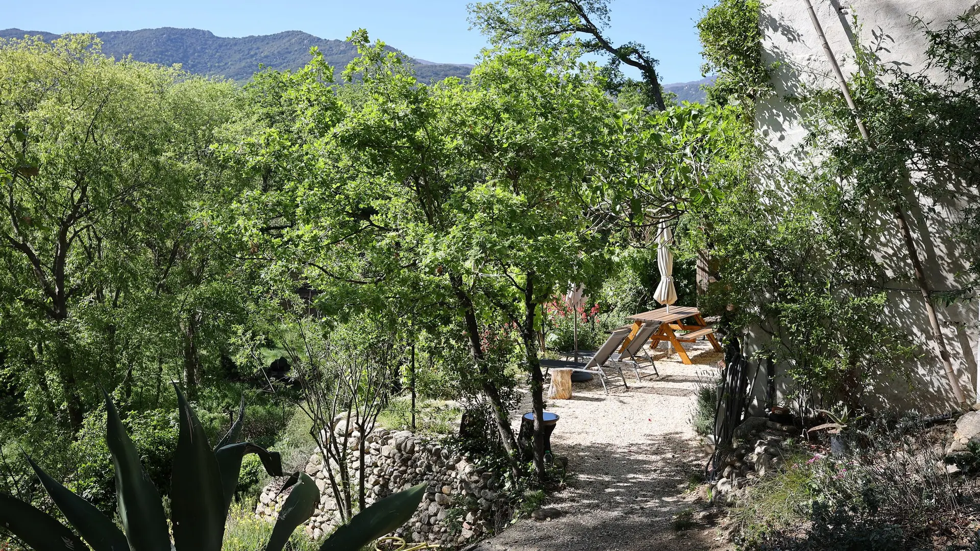 arrivée au gîte, la grande terrasse en pierres sèches, le jardin, la montagne