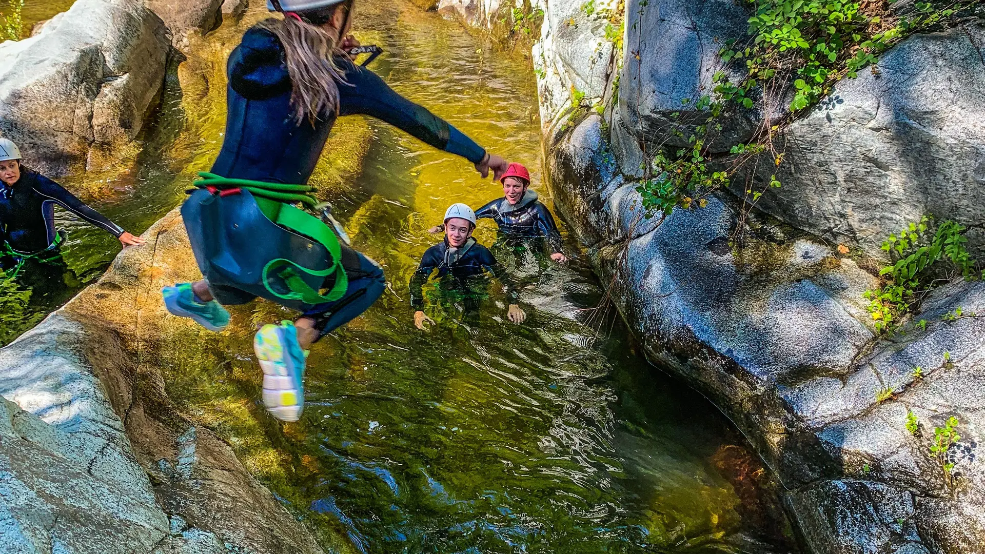 canyon canigou castellane molitg saut de 2 mètres canyon famille