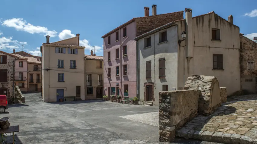 coustouges_place_de_lnglise_108