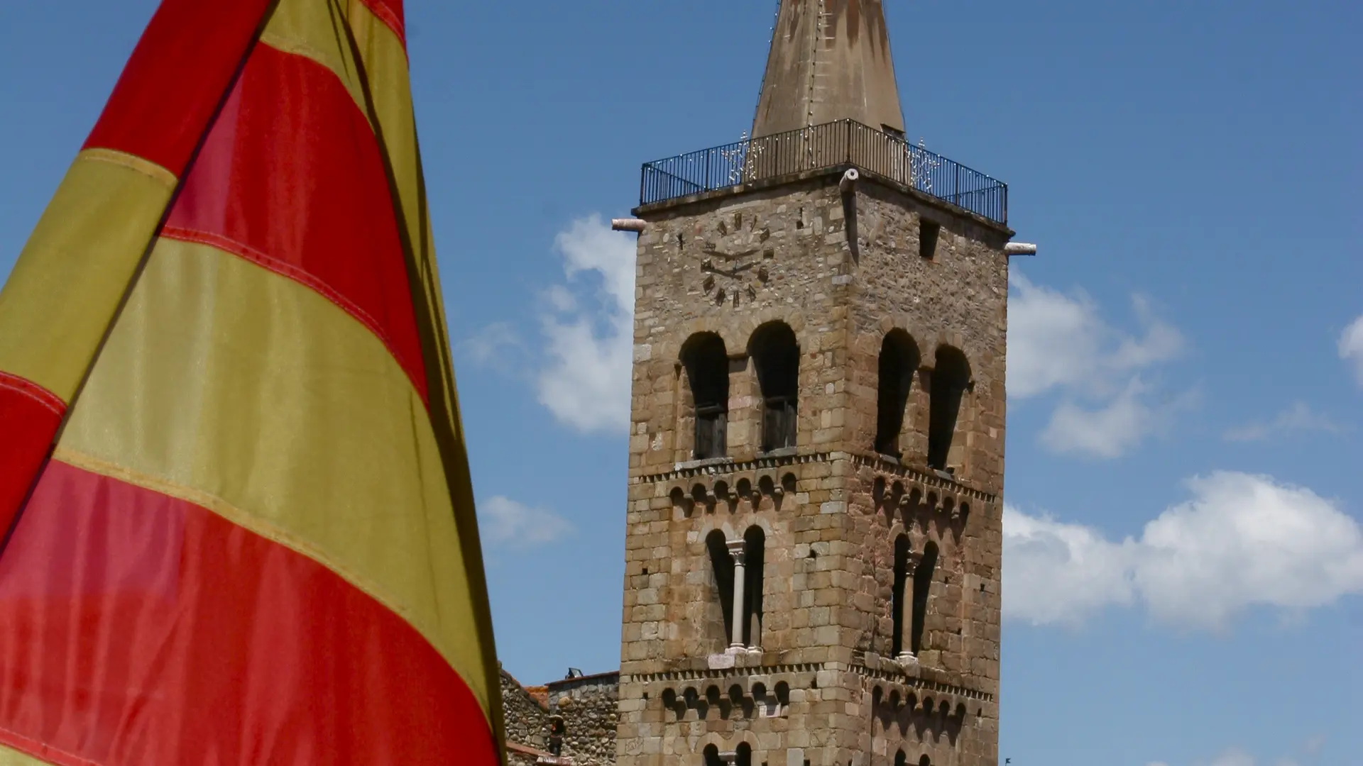 clôcher et drapeau prades