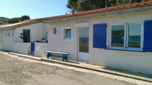 façade de la maison devant la mer